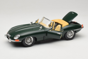Jaguar E-Type Cabriolet Verde Bburago 1:18 3026 Pressofusione — immagine 2 di 8