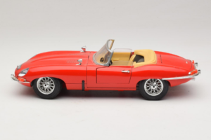 Jaguar E-Type Series 1 Cabriolet Rosso Bburago 1:18 3038 Pressofusione — immagine 4 di 8