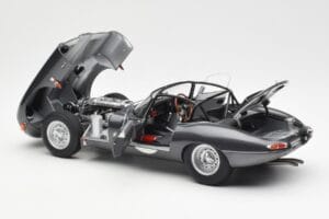 Jaguar E-Type Series 1 Coupe Lightweight Grigio Scuro AUTOart 1:18 73647 Pressofusione — immagine 5 di 8