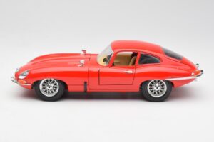 Jaguar E-Type Rosso Bburago 1:18 3018 Pressofusione — immagine 4 di 8