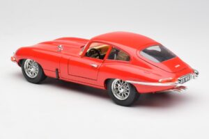 Jaguar E-Type Rosso Bburago 1:18 3018 Pressofusione — immagine 7 di 8
