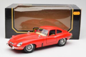 Jaguar E-Type Rosso Bburago 1:18 3018 Pressofusione — immagine 8 di 8