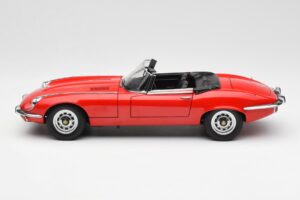 Jaguar E-Type Roadster Series III V12 Rosso AUTOart 1:18 73523 Pressofusione — immagine 4 di 8
