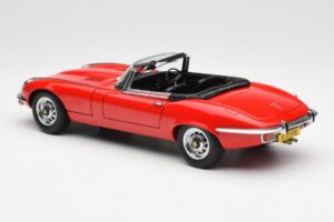 Jaguar E-Type Roadster Series III V12 Rosso AUTOart 1:18 73523 Pressofusione — immagine 7 di 8