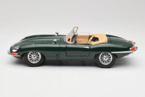 Jaguar E-Type Series 1 Roadster Verde Bburago 1:18 3018-M5 Pressofusione — immagine 4 di 8