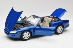 Jaguar XK8 X100 Cabriolet Azure Blu Maisto 1:18 50286 Pressofusione — immagine 2 di 8