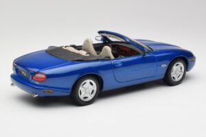 Jaguar XK8 X100 Cabriolet Azure Blu Maisto 1:18 50286 Pressofusione — immagine 3 di 8