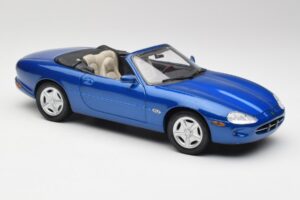 Jaguar XK8 X100 Cabriolet Azure Blu Maisto 1:18 50286 Pressofusione — immagine 6 di 8