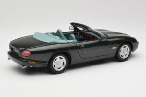 Jaguar XK8 X100 Cabriolet British Racing Verde Maisto 1:18 50285 Pressofusione — immagine 3 di 8