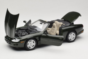 Jaguar XK8 Green Metallic Grigio Chiaro Interni Maisto 1:18 31836 Pressofusione — immagine 2 di 8