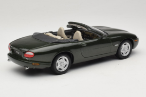 Jaguar XK8 Green Metallic Grigio Chiaro Interni Maisto 1:18 31836 Pressofusione — immagine 3 di 8