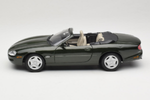 Jaguar XK8 Green Metallic Grigio Chiaro Interni Maisto 1:18 31836 Pressofusione — immagine 4 di 8