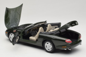 Jaguar XK8 Green Metallic Grigio Chiaro Interni Maisto 1:18 31836 Pressofusione — immagine 5 di 8