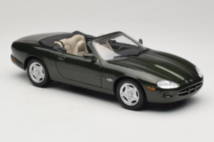Jaguar XK8 Green Metallic Grigio Chiaro Interni Maisto 1:18 31836 Pressofusione — immagine 6 di 8