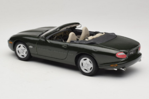 Jaguar XK8 Green Metallic Grigio Chiaro Interni Maisto 1:18 31836 Pressofusione — immagine 7 di 8