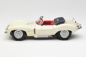 Jaguar XKSS Crema AUTOart 1:18 73512 Pressofusione — immagine 4 di 8
