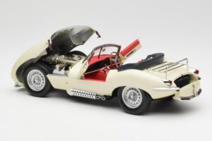 Jaguar XKSS Crema AUTOart 1:18 73512 Pressofusione — immagine 5 di 8