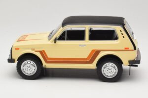 Lada Niva 2121 California Beige MCG 1:18 MCG18004 Pressofusione — immagine 3 di 6