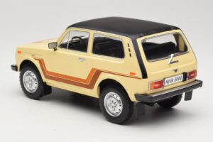 Lada Niva 2121 California Beige MCG 1:18 MCG18004 Pressofusione — immagine 5 di 6