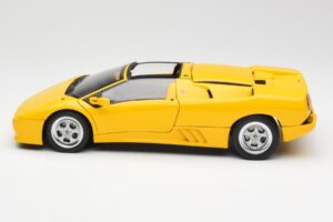 Lamborghini Diablo Roadster Giallo AUTOart 1:18 70092 Pressofusione — immagine 4 di 8