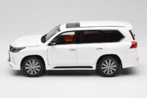 Lexus LX570 J200 Bianco LCD 1:18 LCD18010-WH Pressofusione — immagine 4 di 8