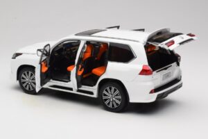 Lexus LX570 J200 Bianco LCD 1:18 LCD18010-WH Pressofusione — immagine 5 di 8