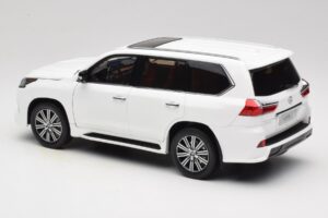 Lexus LX570 J200 Bianco LCD 1:18 LCD18010-WH Pressofusione — immagine 7 di 8