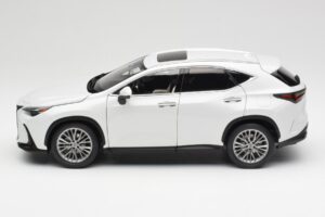 Lexus NX450h+ AZ20 Bianco Kyosho 1:18 08968Q Resina — immagine 4 di 8