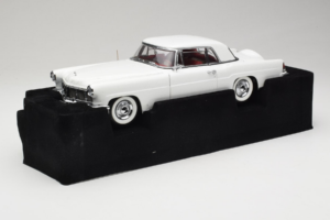 Lincoln Continental Mark II Bianco Road Signature 1:18 20078-P1 Pressofusione