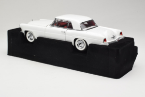 Lincoln Continental Mark II Bianco Road Signature 1:18 20078-P1 Pressofusione — immagine 5 di 6