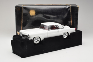 Lincoln Continental Mark II Bianco Road Signature 1:18 20078-P1 Pressofusione — immagine 6 di 6