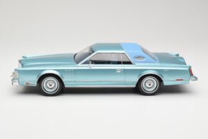 Lincoln Continental Mark V Blue Metallic MCG 1:18 MCG18369 Pressofusione — immagine 3 di 6