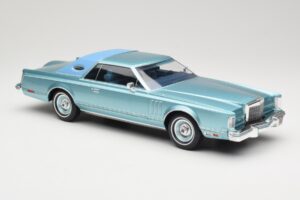 Lincoln Continental Mark V Blue Metallic MCG 1:18 MCG18369 Pressofusione — immagine 4 di 6