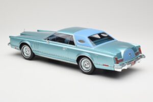 Lincoln Continental Mark V Blue Metallic MCG 1:18 MCG18369 Pressofusione — immagine 5 di 6