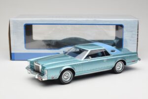 Lincoln Continental Mark V Blue Metallic MCG 1:18 MCG18369 Pressofusione — immagine 6 di 6