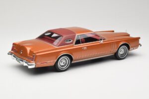 Lincoln Continental Mark V Crystal Apricot Metallic MCG 1:18 MCG18370 Pressofusione — immagine 2 di 6
