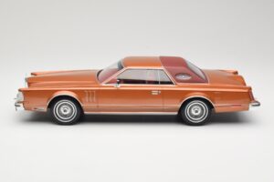 Lincoln Continental Mark V Crystal Apricot Metallic MCG 1:18 MCG18370 Pressofusione — immagine 3 di 6