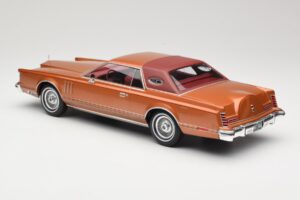 Lincoln Continental Mark V Crystal Apricot Metallic MCG 1:18 MCG18370 Pressofusione — immagine 5 di 6