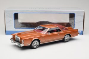 Lincoln Continental Mark V Crystal Apricot Metallic MCG 1:18 MCG18370 Pressofusione — immagine 6 di 6