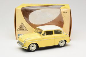 Lloyd Alexander TS Giallo Revell 1:18 08958 Pressofusione — immagine 8 di 8