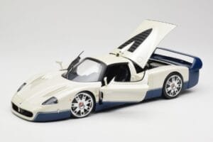 Maserati MC12 Bianco Blu Hot Wheels 1:18 G7158 Pressofusione — immagine 2 di 8