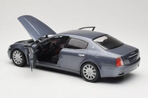 Maserati Quattroporte Blue Metallic Hot Wheels 1:18 B7003 Pressofusione — immagine 5 di 8
