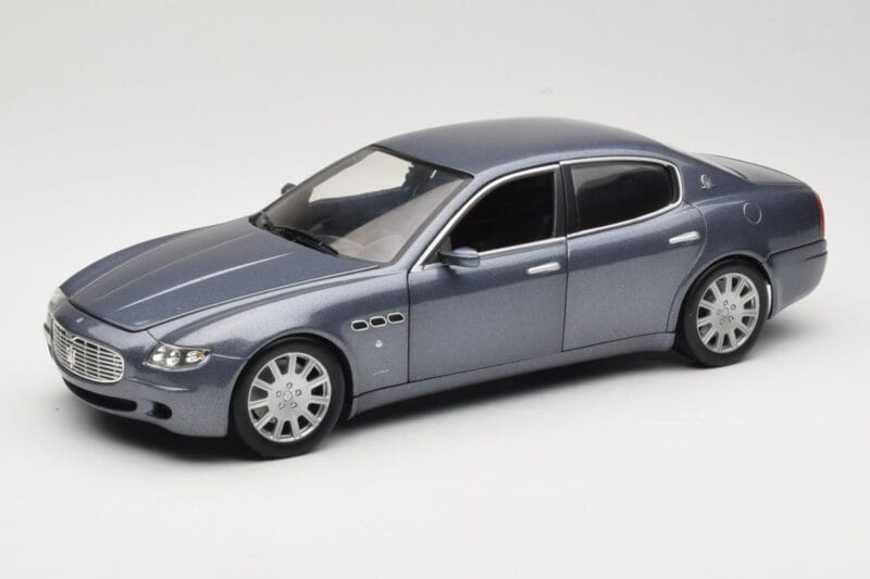 Maserati Quattroporte Blue Metallic Hot Wheels 1:18 B7003 Pressofusione