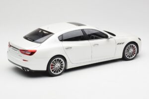 Maserati Quattroporte VI GTS Alpine Bianco AUTOart 1:18 75808 Pressofusione — immagine 3 di 8