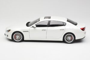Maserati Quattroporte VI GTS Alpine Bianco AUTOart 1:18 75808 Pressofusione — immagine 4 di 8