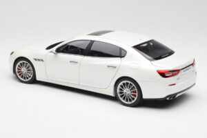 Maserati Quattroporte VI GTS Alpine Bianco AUTOart 1:18 75808 Pressofusione — immagine 7 di 8