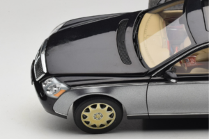 Maybach 57 SWB Caspian Black Himalayas Grey AUTOart 1:18 76151 Pressofusione — immagine 8 di 9