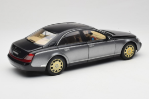 Maybach 57 SWB Caspian Black Himalayas Grey AUTOart 1:18 76151 Pressofusione — immagine 3 di 9