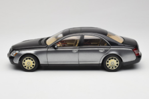 Maybach 57 SWB Caspian Black Himalayas Grey AUTOart 1:18 76151 Pressofusione — immagine 4 di 9