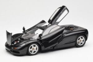 McLaren F1 Road Car Nero AUTOart 1:18 76002 Pressofusione — immagine 2 di 8